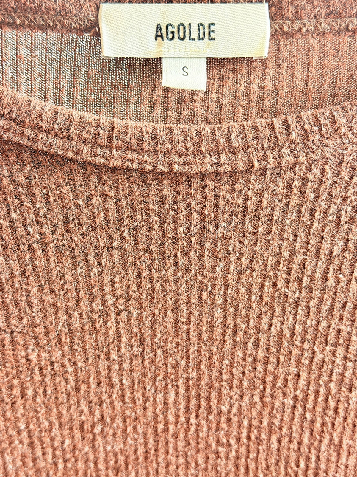 AGOLDE Rust Ribbed Crewneck Top – label