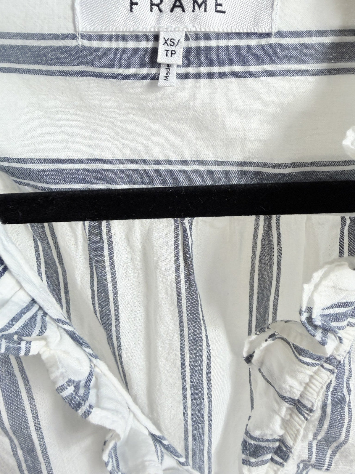 FRAME Striped Ruffle Sleeveless Blouse – Blanc Multi – label