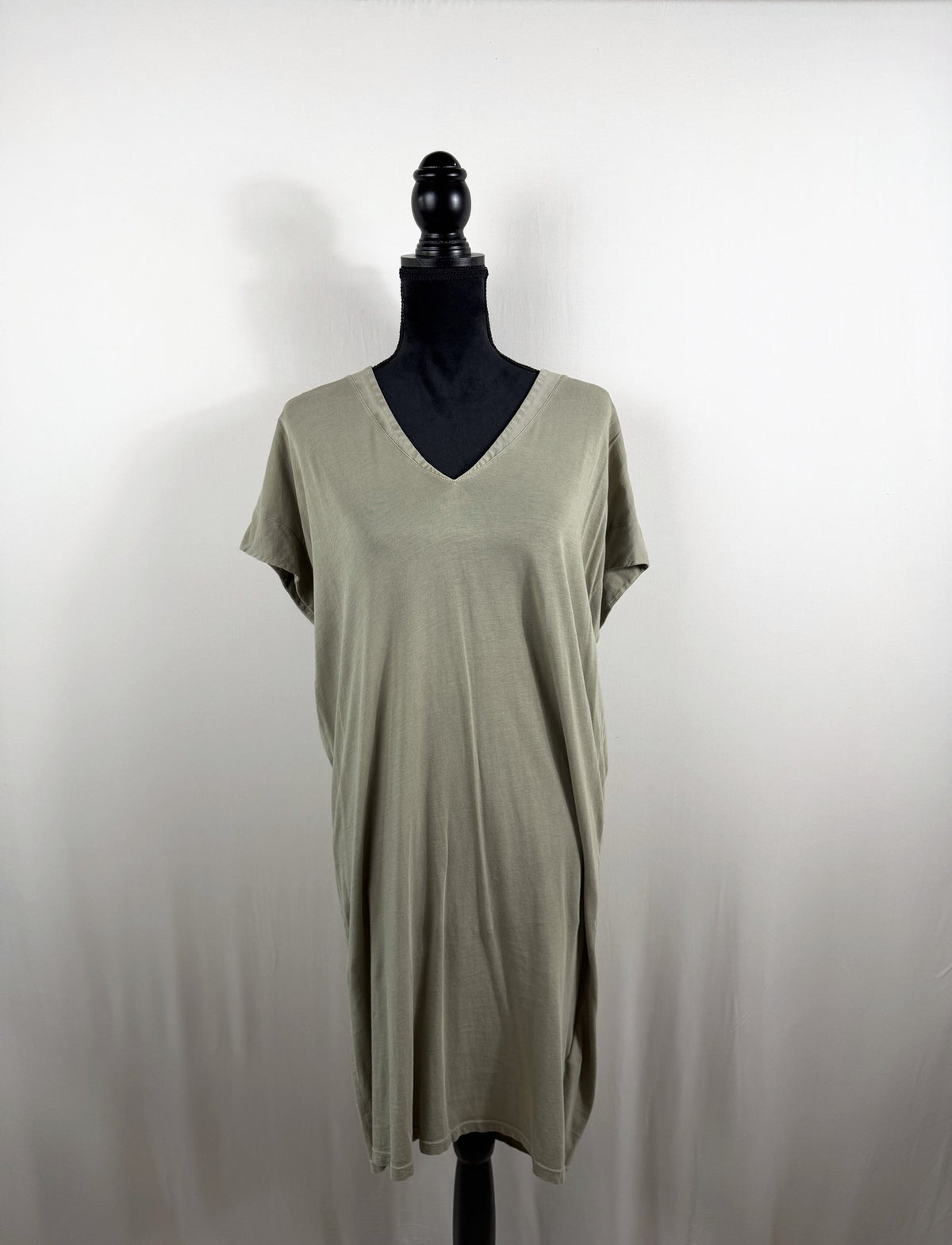 FRAME Le V Mini Pima Cotton T-Shirt Dress – Washed Military – front
