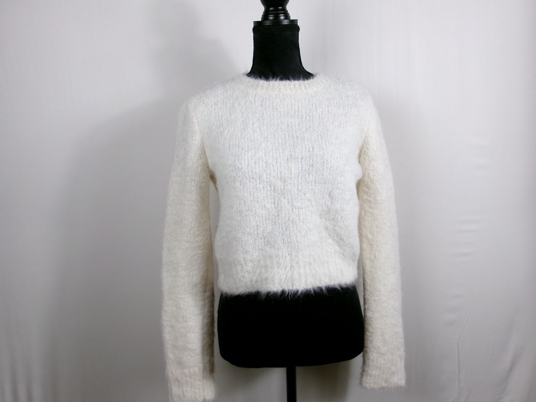 FRAME Fitted Cropped Alpaca-Wool Crewneck Sweater — Off White – front