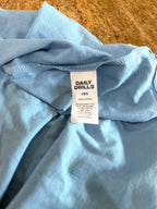 Daily Drills Playmaker Tee – Malibu / Lemonade – label