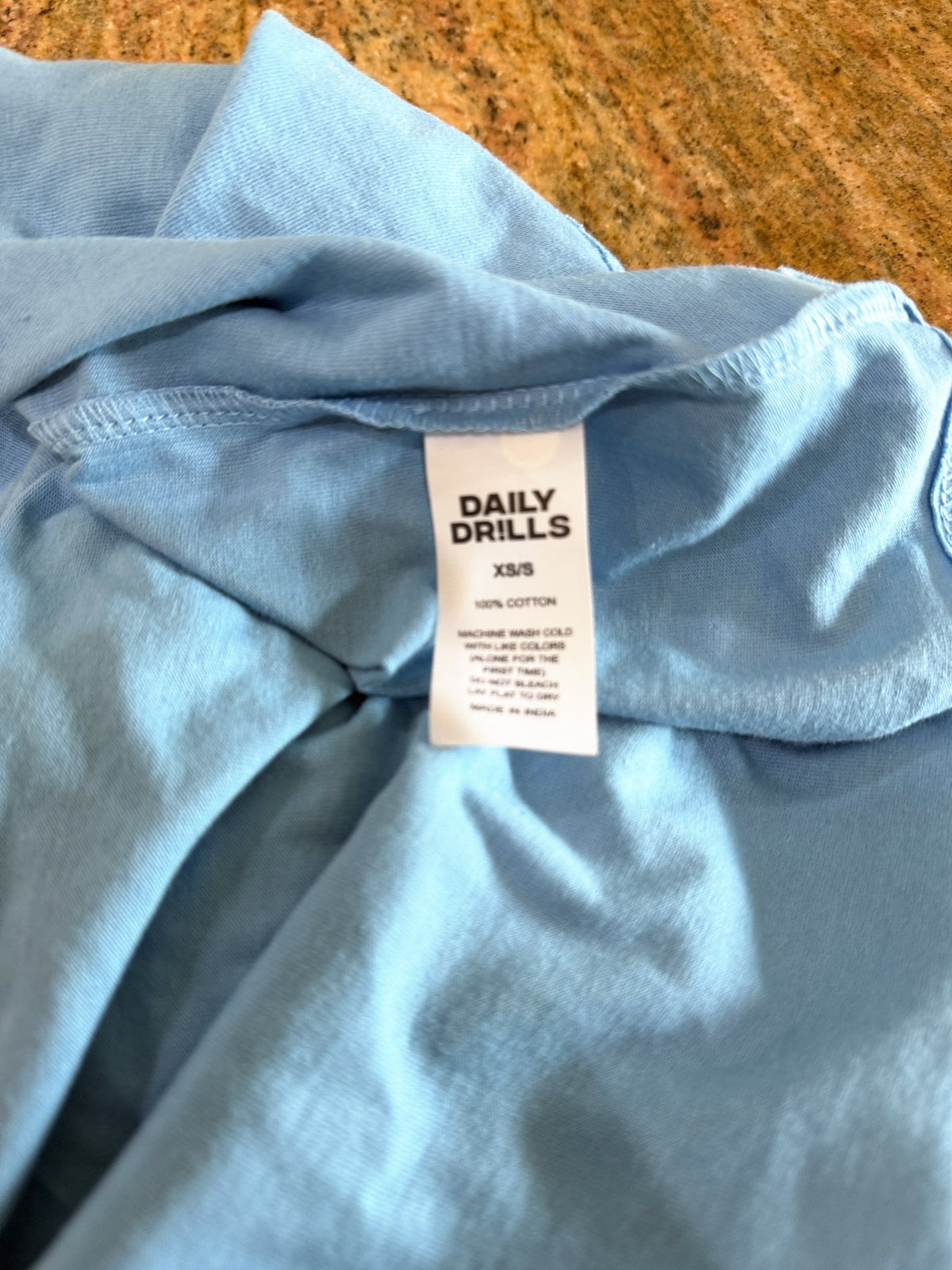 Daily Drills Playmaker Tee – Malibu / Lemonade – label