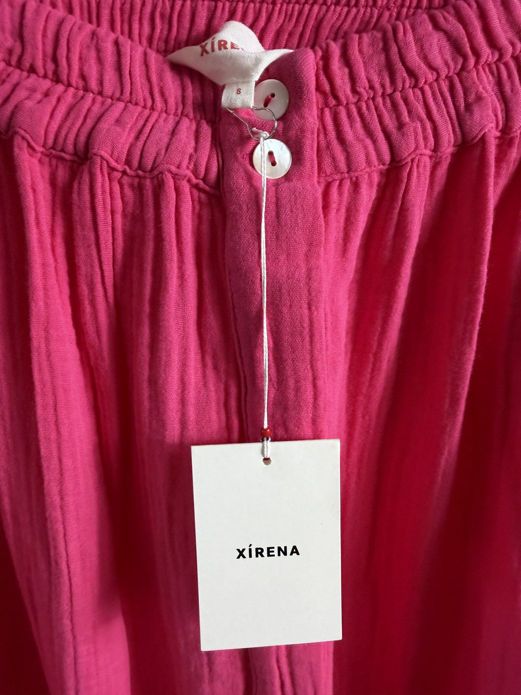 Xirena Midi Skirt – Fuchsia Cotton Gauze – label
