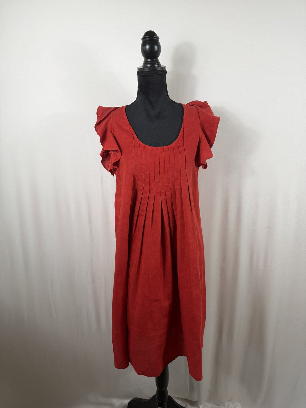 The Great Pintucked Ruffle-Sleeve Dress – Red – front