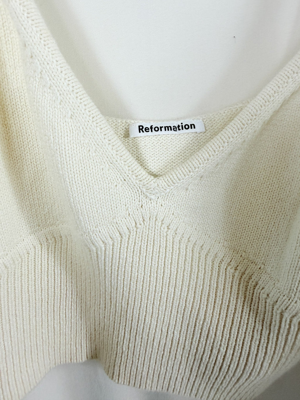 Reformation Organic Cotton V-Neck Crop Top – neckline detail