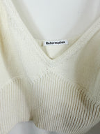 Reformation Organic Cotton V-Neck Crop Top – neckline detail