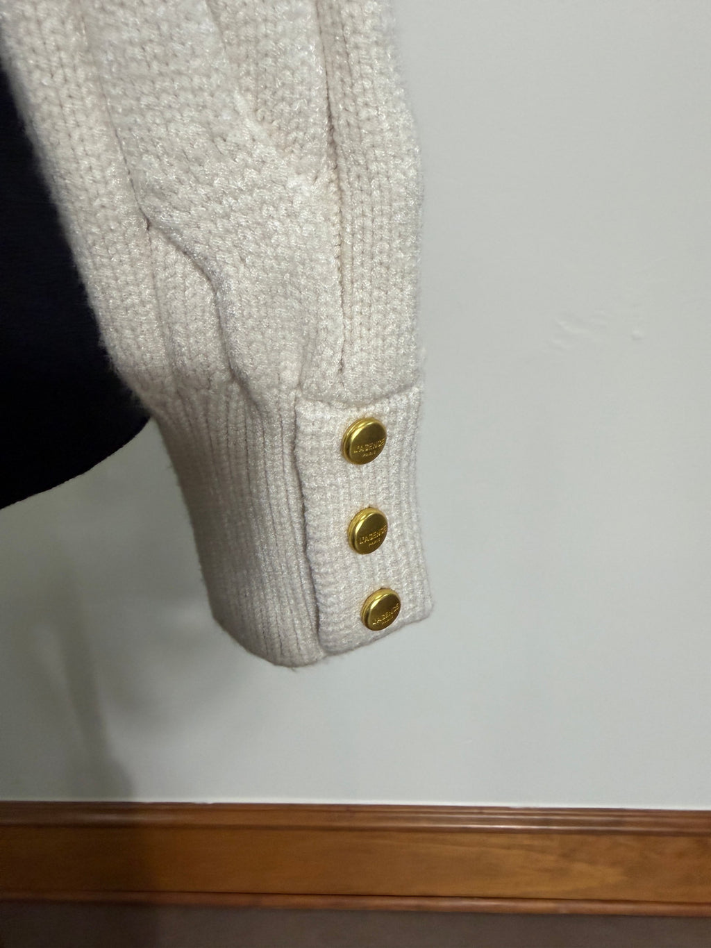 L'AGENCE Storm Boxy Crop Cable Pullover – Ivory/Gold