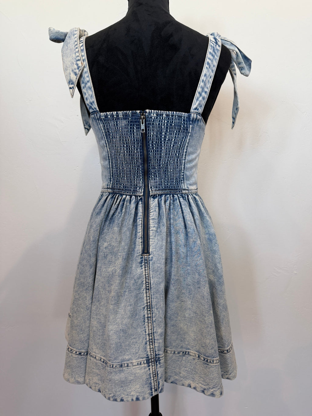 Alice + Olivia Amina Tie-Strap Denim Dress – Blue