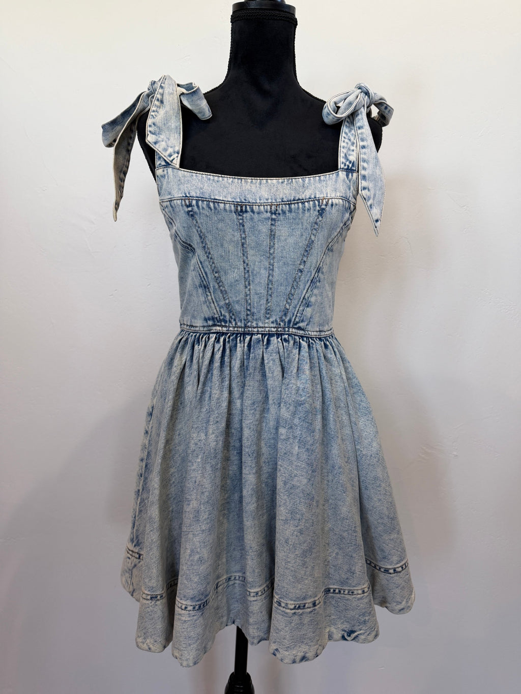 Alice + Olivia Amina Tie-Strap Denim Dress – Blue